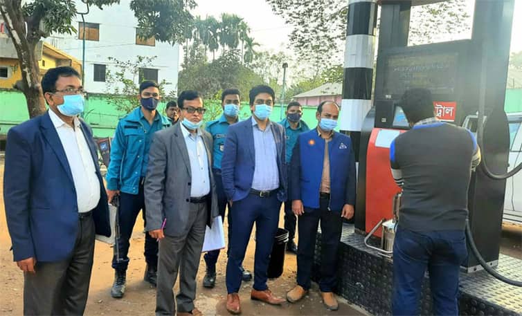 ওজনে কম জ্বালানি তেলে, অভিযানে ছদ্মবেশী ম্যাজিস্ট্রেট