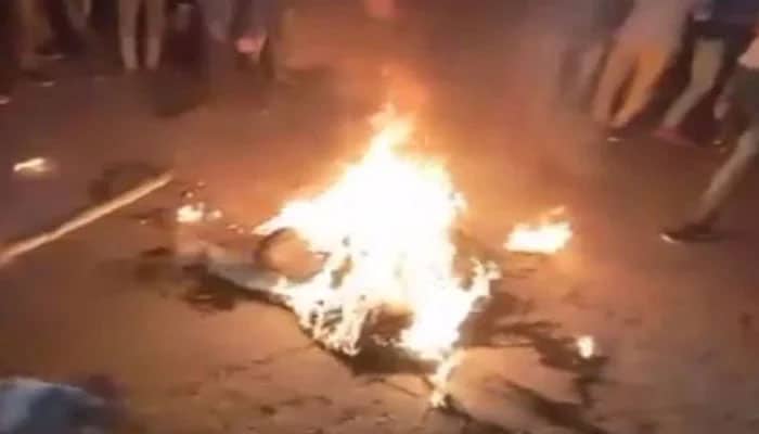 নিক্সন চৌধুরীর কুশপুত্তলিকা দাহ
