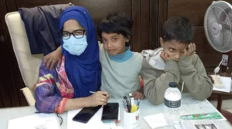 খুলনায় উদ্ধার হওয়া ২ পথশিশু ‘আম্মু’ ডাকলো ইউএনওকে
