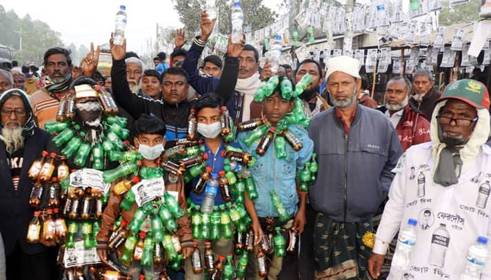 গলায় বোতল ঝুলিয়ে ভোট চাচ্ছেন কাউন্সিলর প্রার্থী