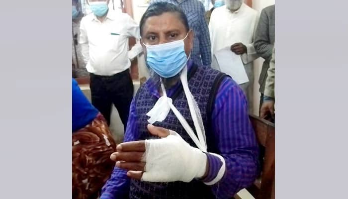 প্রাথমিকের প্রধান শিক্ষককে চেয়ার দিয়ে পেটালেন সভাপতি