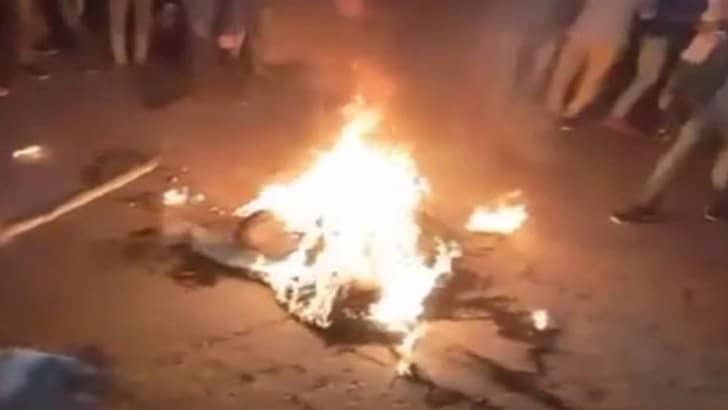 নিক্সন চৌধুরীর কুশপুত্তলিকা দাহ করলেন আ’লীগের নেতাকর্মীরা
