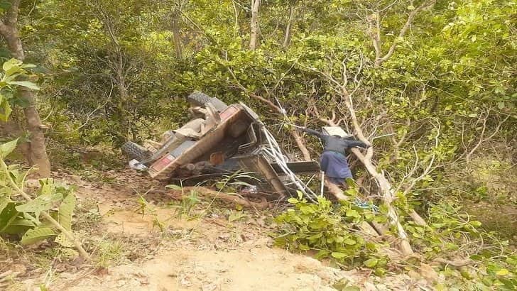 জিপ উল্টে পাহাড়ের খাদে পড়ে ৪ শ্রমিক নিহত