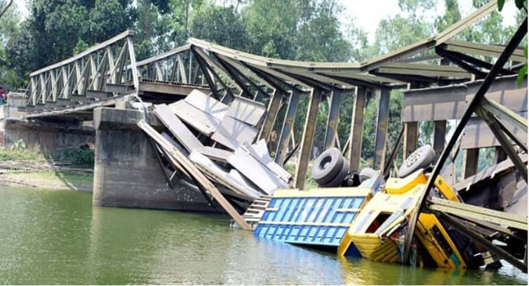 রাঙামাটিতে বেইলি ব্রিজ ভেঙে ট্রাক খালে, ৩ জনের প্রাণহানি