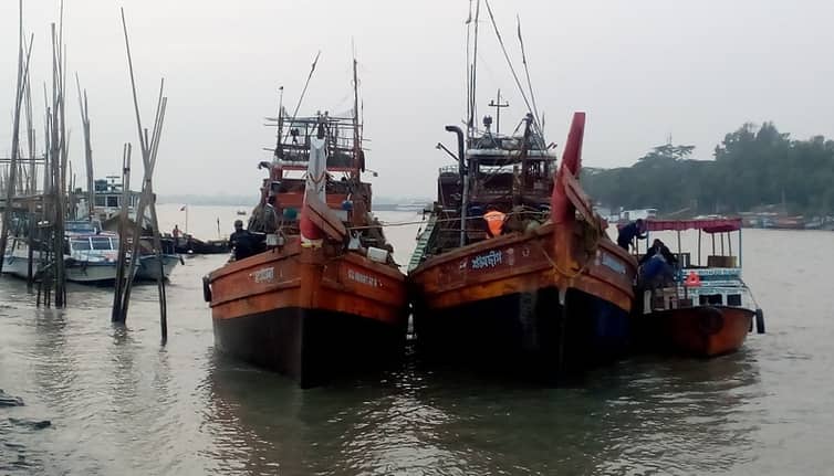 বঙ্গোপসাগরে মাছ শিকারের অভিযোগে ২৮ ভারতীয় জেলে আটক