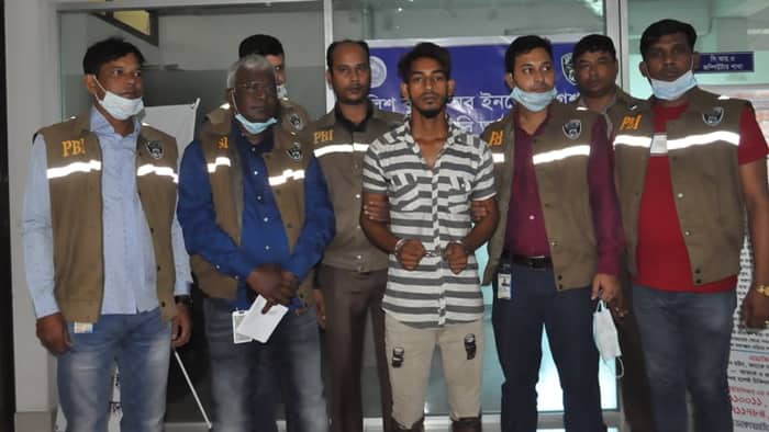 স্বামীর পরকীয়া দেখতে গিয়ে ধর্ষিত গৃহবধূ
