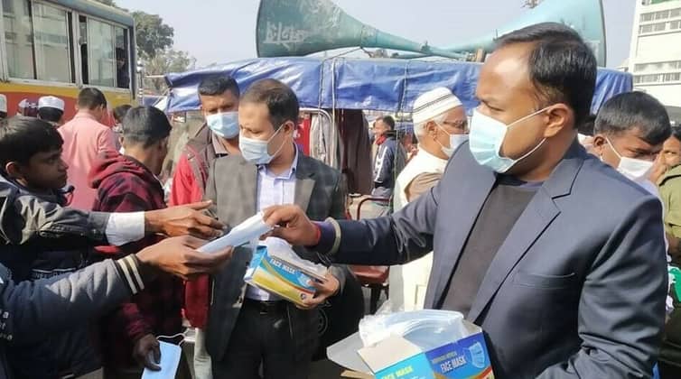 সাপাহারে করোনা সুরক্ষায় স্থানীয়দের মাঝে মাস্ক বিতরণ