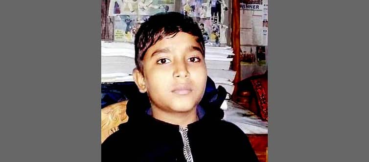 মা-বাবা মরা ১০ বছরের শিশুকে ট্রেনে ফেলে গেলেন ভাই-ভাবি!