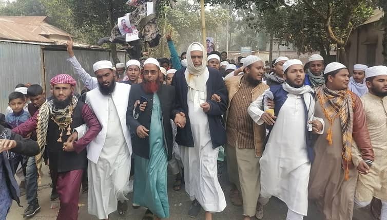 মসজিদের ইমামকে জুতাপেটা করল আ.লীগ নেতা