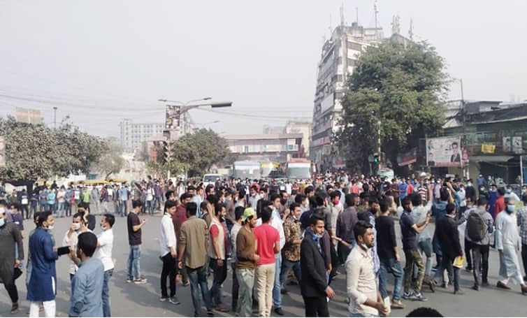 পরীক্ষার দাবিতে ৭ কলেজের শিক্ষার্থীদের নীলক্ষেত মোড় অবরোধ