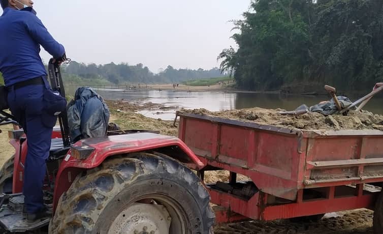 ম্যাজিস্ট্রেটের উপর হামলা, ২ পুলিশ আহত