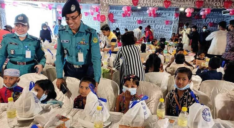 চট্টগ্রামে ছিন্নমূল শিশুদের সাথে পুলিশের ভালোবাসা ভাগাভাগি