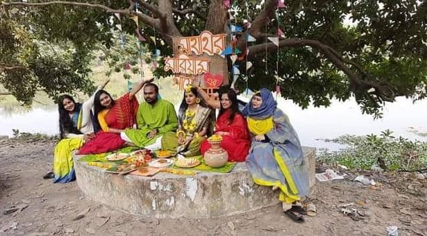 জাবিতে লেকপাড়ে দুই শিক্ষার্থীর গায়ে হলুদ