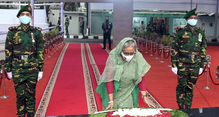 আওয়ামী লীগের প্রতিষ্ঠাবার্ষিকীতে বঙ্গবন্ধুর প্রতিকৃতিতে প্রধানমন্ত্রীর শ্রদ্ধা