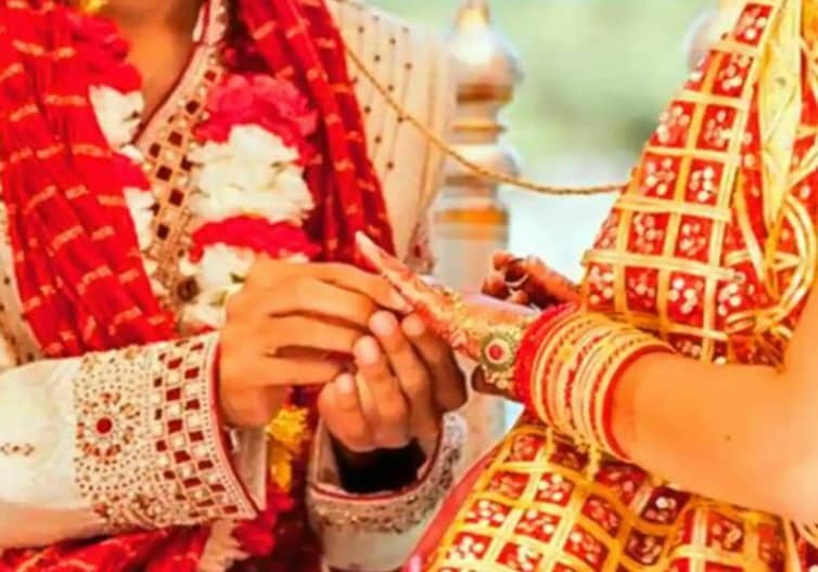 বাবাকে কবরে রেখেই পছন্দের মেয়েকে বিয়ে করলেন ছেলে