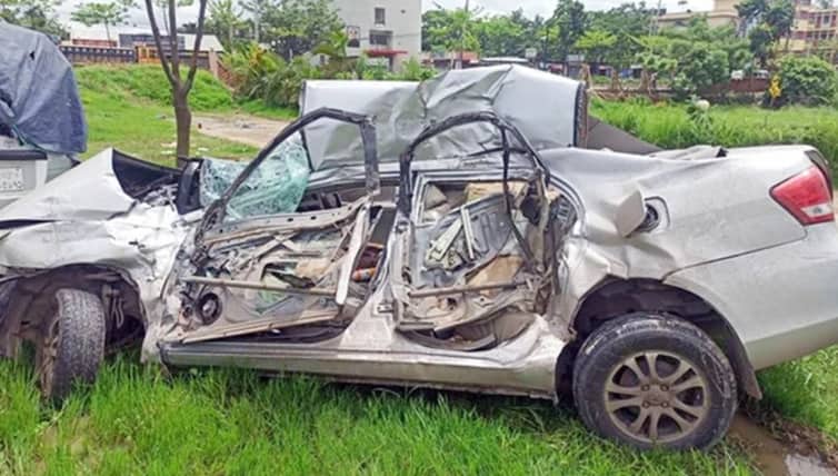 ইউটার্নের সময় প্রাইভেটকারকে বাসের ধাক্কা, নিহত ৩