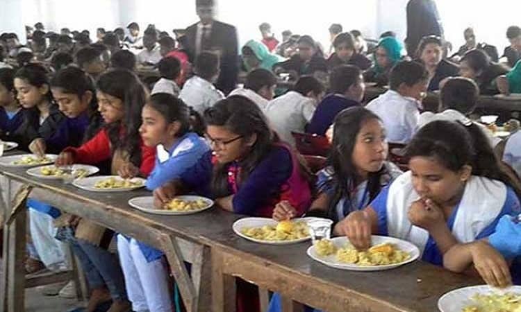 প্রাথমিক শিক্ষার্থীদের খিচুড়ি খাওয়ানোর প্রকল্প বাতিল