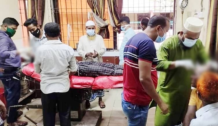 জুমার নামাজ শেষ করে দুই গোষ্ঠীর সংঘর্ষ!