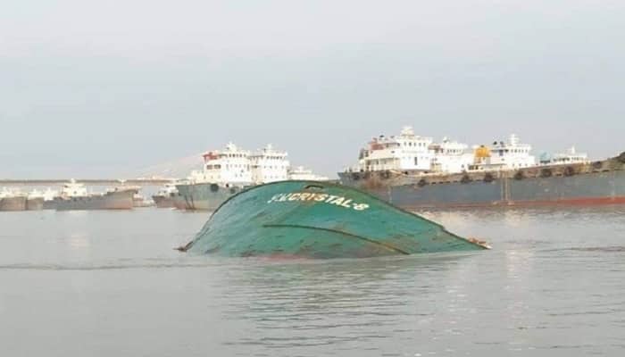 কর্ণফুলীতে ডুবে গেলো নোঙর করা জাহাজ