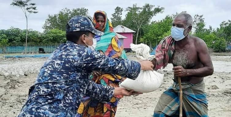 উপকূলীয় এলাকায় বাড়ি বাড়ি গিয়ে খাদ্য সহায়তা পৌঁছে দিচ্ছে নৌবাহিনী