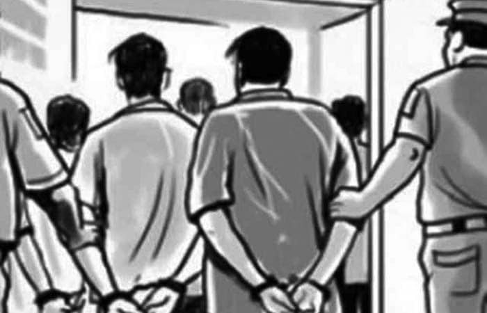 লকডাউনে মাদক খেতে গিয়ে ধরা তিন তরুণ