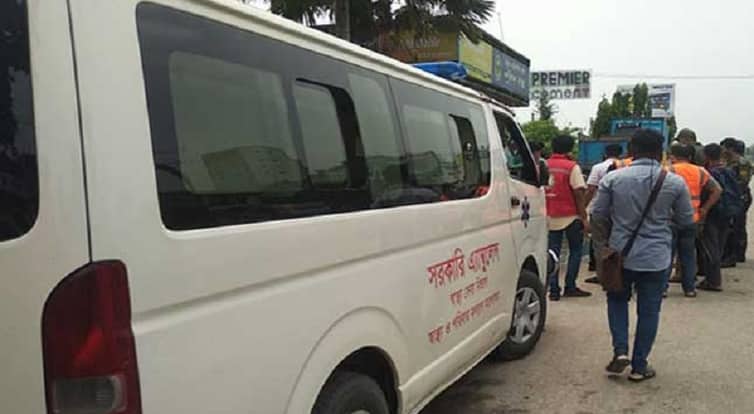চট্টগ্রামের যাত্রী নিয়ে আটক সরকারি অ্যাম্বুলেন্স