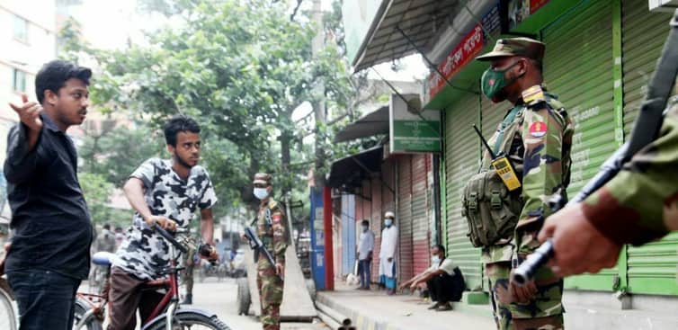 প্রয়োজন ছাড়া বাইরে বের হওয়ায় ঢাকায় ১,০৭৭ জন গ্রেফতার