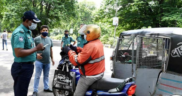 প্রয়োজন ছাড়া বাইরে বের হওয়ায় বুধবার ঢাকায় ১,১০২ জনকে গ্রেফতার