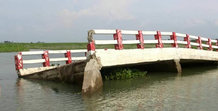 টংগিবাড়ীতে ভেঙে পড়ে আছে সেতু, দুভোর্গে ২০ গ্রামের মানুষ
