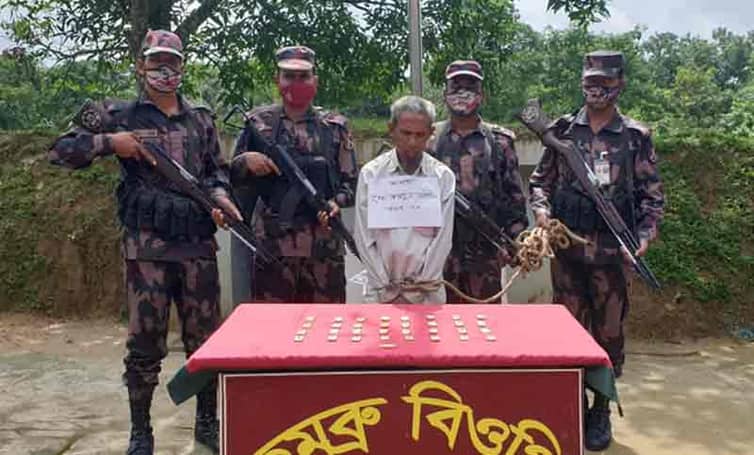 তিন কোটি টাকার সোনার বারসহ রোহিঙ্গা আটক