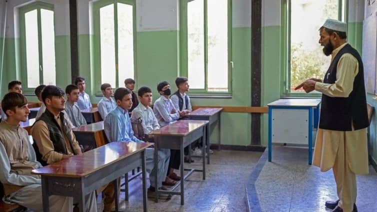 আফগানিস্তানে শুধু ছেলেদের জন্য খুলে দেওয়া হলো স্কুল