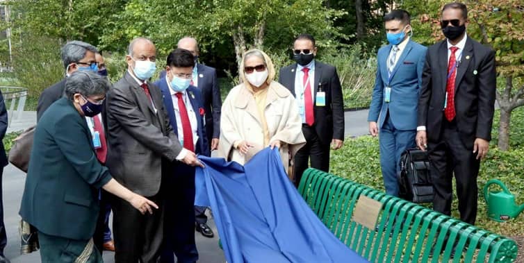 জাতিসংঘ সদর দপ্তরে বৃক্ষ রোপন ও বঙ্গবন্ধুর নামে বেঞ্চ উৎসর্গ করলেন প্রধানমন্ত্রী