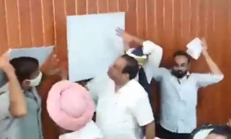 ভারতে মন্ত্রীর সংবাদ সম্মেলনে হুড়মুড়িয়ে ভেঙে পড়ল ছাদ