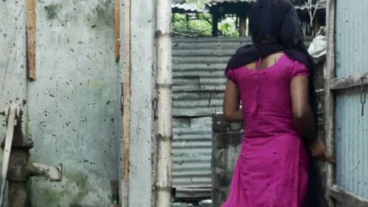 স্ত্রীকে ৫৫ বছরের বৃদ্ধের কাছে বিক্রি করে ফোন কিনলেন স্বামী