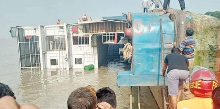 পাটুরিয়া ঘাটে ১৭টি পণ্যবাহী ট্রাকসহ ডুবে গেল ফেরি