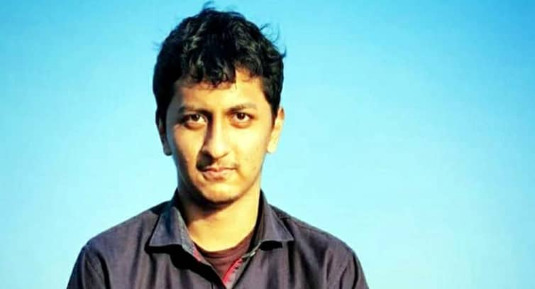 মাথার ব্যান্ডেজে লেখা ‘হাড় নেই চাপ দিবেন না’