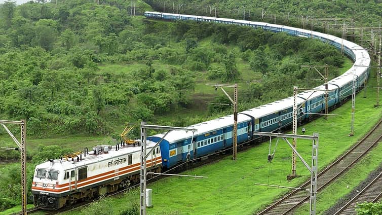 উল্টো দিকে ছুটল ট্রেন