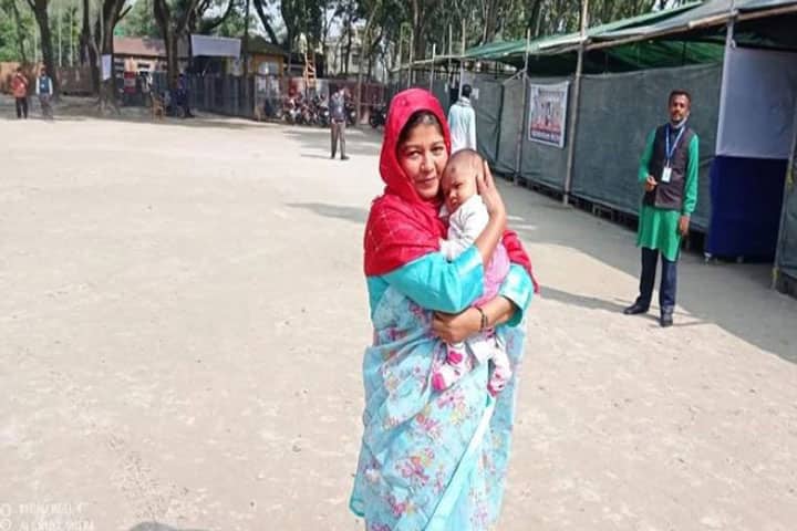 পরীক্ষার দিলেন মা, বাইরে উপজেলা চেয়ারম্যানের কোলে ৩৫ দিনের সন্তান