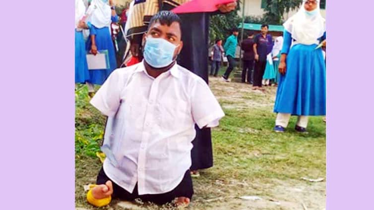 পায়ে লিখে এসএসসি দিচ্ছেন অদম্য সালাহ উদ্দিন