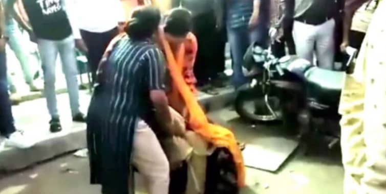 পরকীয়া প্রেমিকাসহ ধরা পড়লেন বাবা, বেধড়ক পেটালেন দুই মেয়ে