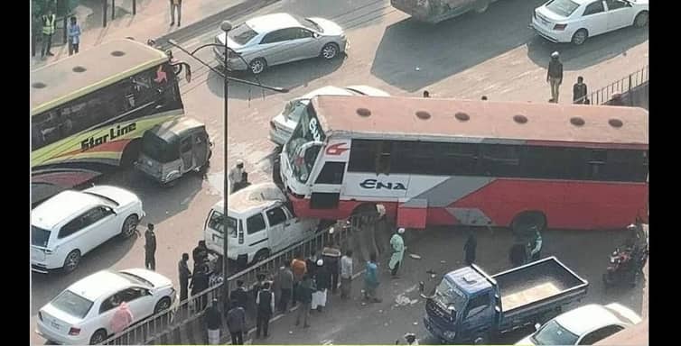 ডিভাইডার ভেঙে মাইক্রোবাসের ওপরে বেপরোয়া বাস