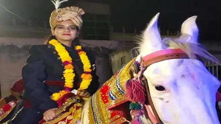 শেরোয়ানি-পাগড়ি পরে ঘোড়ায় চড়ে বরের বাড়িতে কনে শেরোয়ানি-পাগড়ি পরে ঘোড়ায় চড়ে বরের বাড়িতে কনে