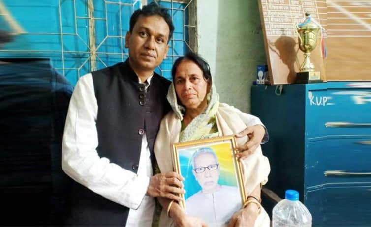 স্বামীর ছবি বুকে জড়িয়ে ছেলের দায়িত্ব গ্রহণ অনুষ্ঠানে মা