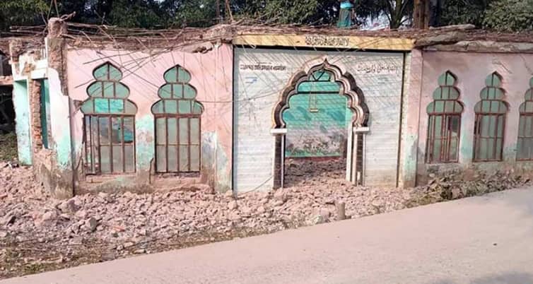মসজিদ ভাঙার কাজ বন্ধ করলেন ইউএনও মসজিদ