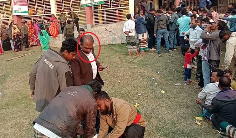 ভোটারদের আকৃষ্ট করতে নৌকার প্রার্থীর খাবার বিতরণ
