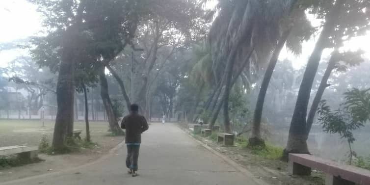 কুয়াশার চাদরে মোড়ানো ঢাকা কলেজ ক্যাম্পাস