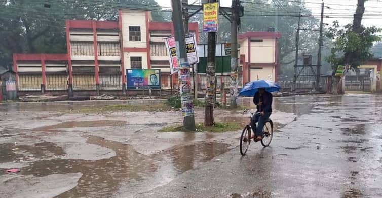 উত্তরের বিভিন্ন জেলায় টানা বৃষ্টি, বিপর্যস্ত জনজীবন