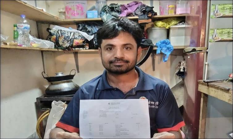 ‘বয়স কোনো ব্যাপার না‘ প্রমাণ করলেন ঢাবির দোকানি খিজির