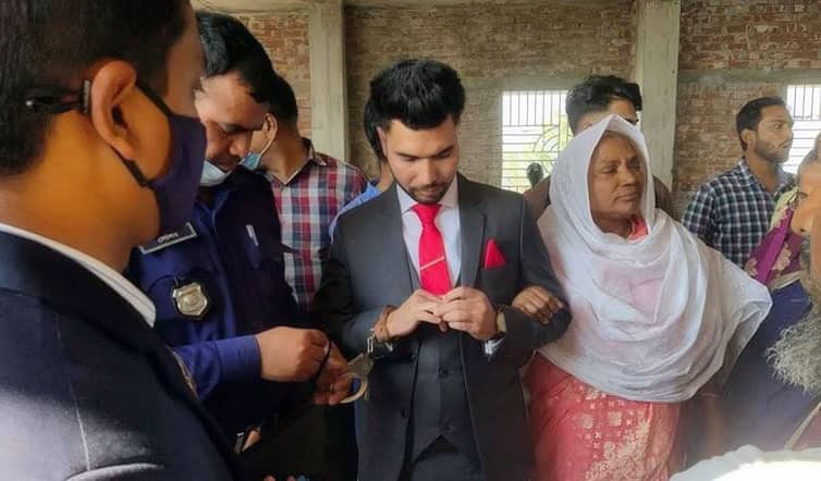 নববধূর হাত ধরার বদলে বরের হাতে হাতকড়া!