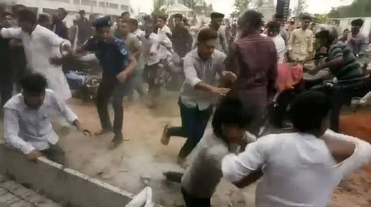 শহীদ বেদিতে ফুল দেয়া নিয়ে আ’লীগের দুই গ্রুপের ধাওয়া পাল্টা ধাওয়া